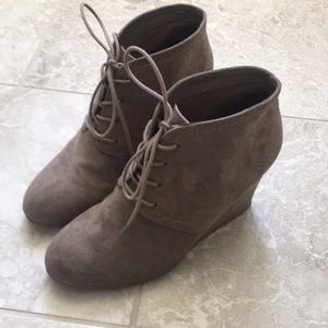 Arizona Wedge Booties Mushroom Gray Size 9